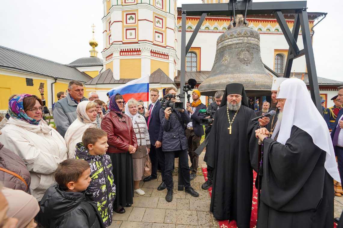 Патриарх Кирилл освятил памятный колокол в Суздале