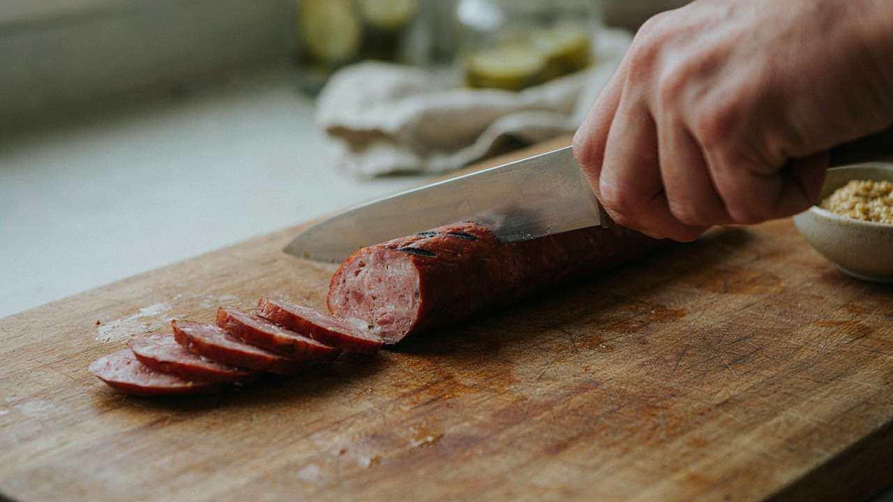 Прокуратура вмешалась в ситуацию на мясоколбасном заводе «Владимирский стандарт». Сумма долга превысила 165 миллионов рублей.
